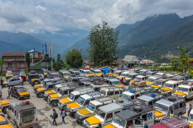 Sikkim, Hindistan - 24 Nisan 2017: güneşli gün otopark Turizm cip
