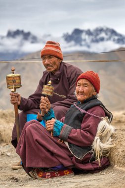 Lamayuru, Hindistan - 21 Haziran 2017: ladakhi yaşlılar Lamayuru Gompa Manastırı Budist festival sırasında 