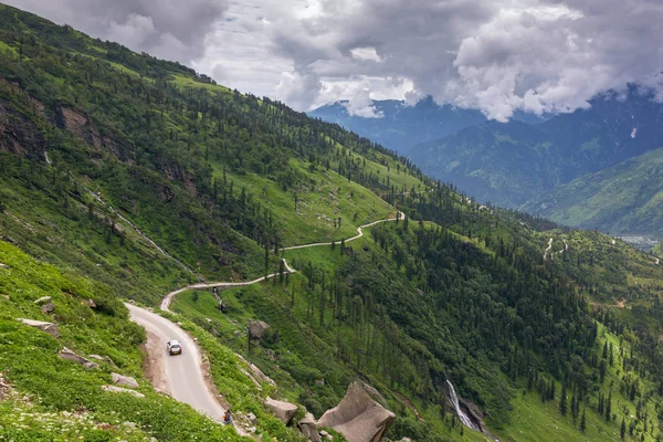 Rohtang からの道は ヒマーチャル プラデーシュ州 インドの緑のクル渓谷を通過します — ストック写真