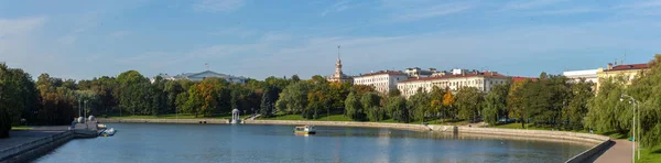 Panoráma Svisloch Folyó Zöld Park Városközpont Minszk Fehéroroszország — Stock Fotó