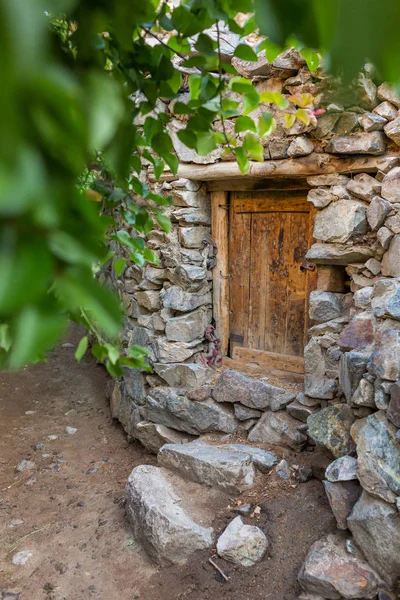 Старая Деревянная Дверь Каменном Доме Деревне Дах Ладакский Район Индия — стоковое фото