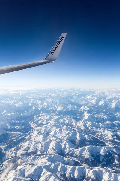 ヨーロッパのアルプス山脈の上を飛んでアルプス ヨーロッパ 2017 のライアン翼飛行機ボーイング 737 — ストック写真