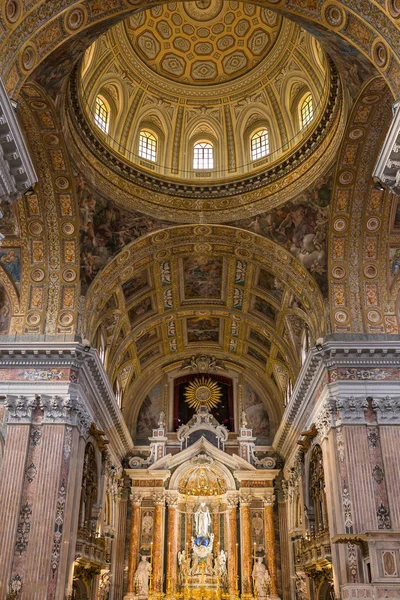 ナポリ イタリアのジェズ ヌオーヴォ教会内部 — ストック写真