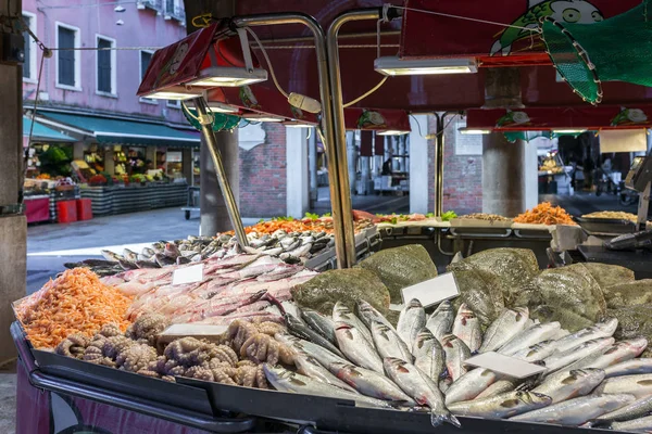 Venedik Talya Venedik Balık Pazarında Satışa Deniz Ürünleri Ile Durak — Stok fotoğraf