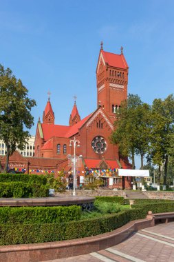 Kilise Saint Simon ve Bağımsızlık Meydanı, Minsk, Beyaz Rusya üzerinde Çeşme.