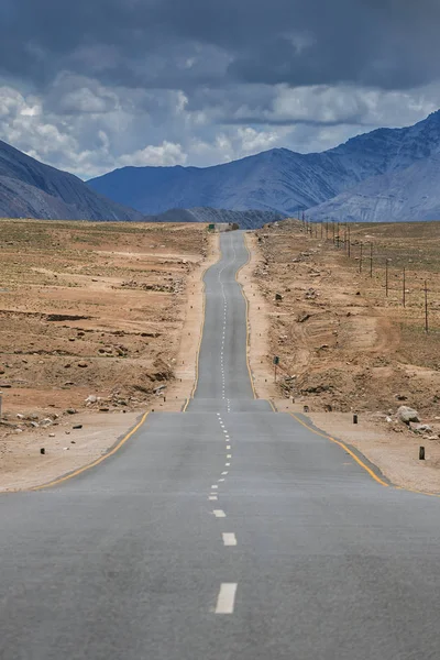 Empty Road Vanishing Himalayan Mountains Ladakh Northern India — Stock Photo, Image