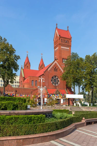Kyrkan Saint Simon Och Fontänen Independence Square Minsk Vitryssland — Stockfoto