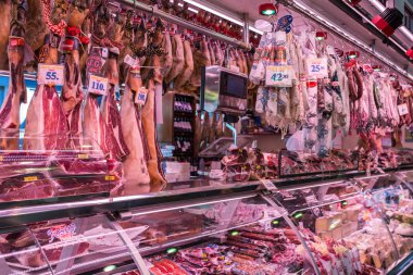 İspanya, Barcelona - 27 Mart 2018: Boqueria market, nane şekeri ve İspanyol pazarının sayaçta sosis