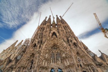 Barcelona, İspanya - 26 Mart 2018: Alt görünümü La Sagrada Familia Katedrali