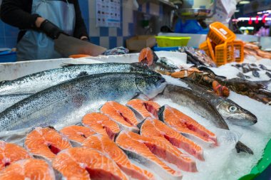 buz, Barcelona, İspanya Boqueria Market sayaçta taze kırmızı balık.