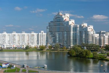 Minsk, Beyaz Rusya - 27 Eylül 2017: Beyaz Minsk'te şehir merkezinde, Nemiga bölge görünümü Svisloch nehir, Beyaz Rusya ile bina görünümünü.