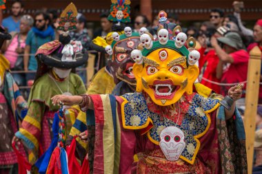 Leh, Hindistan - 21 Haziran 2017: Tibet Budizmi dini gizem dansı Ladakh Budist festival süresince performans maskeli tanımlanamayan rahipler.