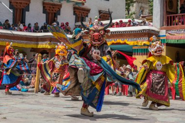 Leh, Hindistan - 21 Haziran 2017: Tibet Budizmi dini gizem dansı Ladakh Budist festival süresince performans maskeli tanımlanamayan rahipler.