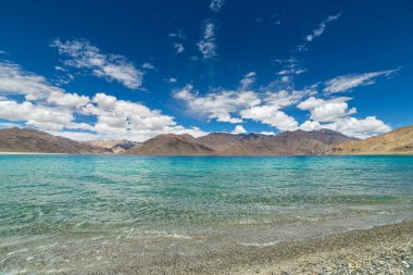 Turkuaz Pangong Tso göl altında mavi bulutlu gökyüzü, Ladakh, Kuzey Hindistan