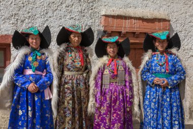 Lamayuru, Hindistan - 19 Haziran 2017: etnik kostümleri ve turkuaz taşlarla Geleneksel Ladakhi headdress giyiyor Zanskari kadınlar Perakh Perak, Ladakh, Hindistan denir