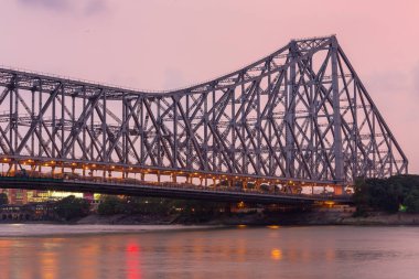 Kolkata, Hindistan gece boyunca Hooghly nehrinde tarihi köprü prensibine göre