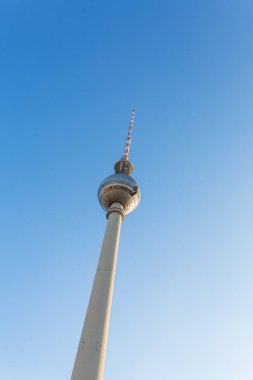 Mavi gökyüzünün altında güneşli gün Berlin Tv Kulesi