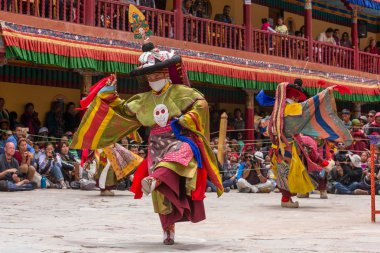 Leh, Hindistan - 21 Haziran 2017: Tibet Budizmi dini gizem dansı Ladakh Budist festival süresince performans maskeli tanımlanamayan rahipler.