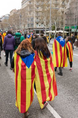 Barcelona, İspanya - 25 Mart 2018: Katalan insanlar mitingde bağımsızlık Catalonia için talep