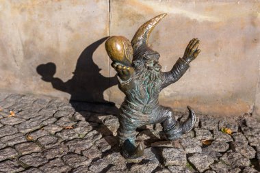 Wrocław, Polonya - 10 Aralık 2017: cüce kaldırımda, Wroclaw, küçük bronz heykelcik