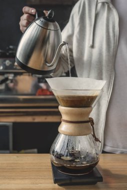 Tanınmayan barista el dökerek sıcak su şişesi