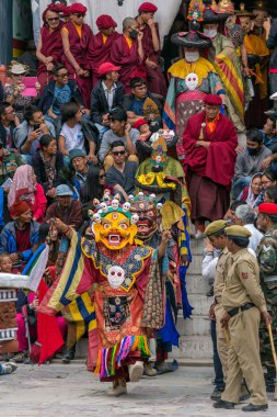 Leh, Hindistan - 21 Haziran 2017: Tibet Budizmi dini gizem dansı Ladakh Budist festival süresince performans maskeli tanımlanamayan rahipler.