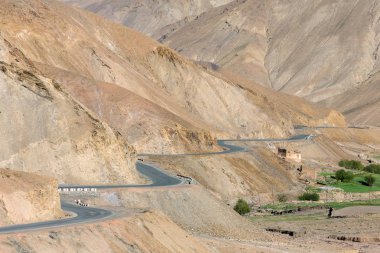 Srinagar ve Leh içinde Jammu ve Keşmir, Hindistan Fotula geçişte