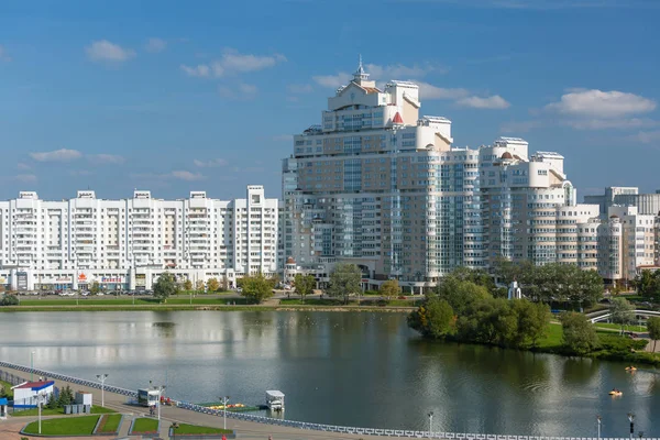 Minsk Fehéroroszország 2017 Szeptember Nézd Fehér Épület Minszkben Belvárosi Nemiga — Stock Fotó