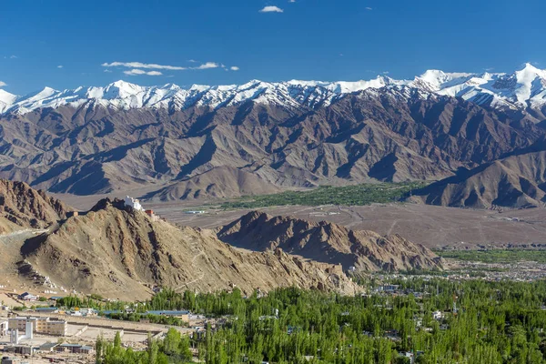 Vista Ciudad Leh Con Montañas Nevadas Del Himalaya Fondo Ladakh —  Fotos de Stock