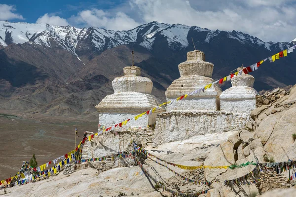 Buddhistické Stúpy Himaláje Hory Pozadí Poblíž Shey Paláci Ladakhu Indie — Stock fotografie