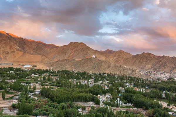 Zonsondergang Van Leh Stad Groen Indus Vallei Met Tsemo Maitreya — Stockfoto