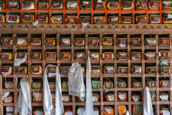 印度对开藏传佛教寺院 Matho 寺院图书馆旧手稿的研究 — 图库照片