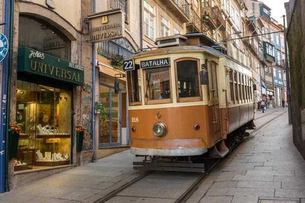 波尔图 葡萄牙 2018年1月16日 旧电车在狭窄的街道与商店 — 图库照片