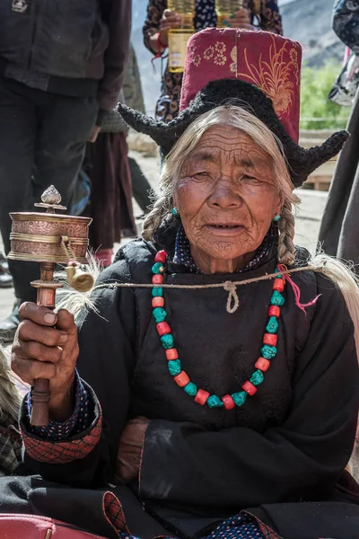 Lamayuru India Junio 2017 Anciana Ladakhi Con Rueda Oración Tibetana —  Fotos de Stock