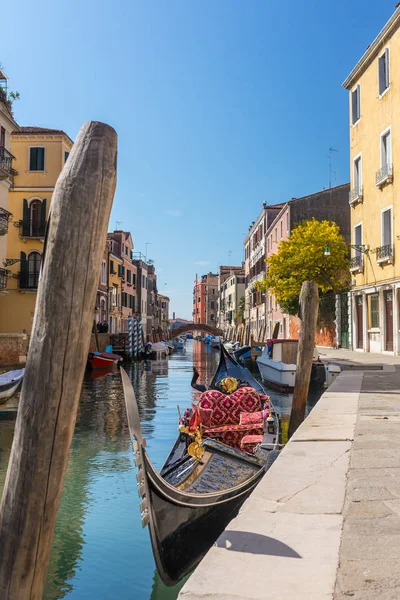 Parkolt Gondola Várakozás Turista Oldalán Canal Velence Olaszország — Stock Fotó