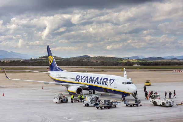 Girona, İspanya - 29 Mart 2018: Ryan hava yolcu Boeing 737 havaalanında Girona 