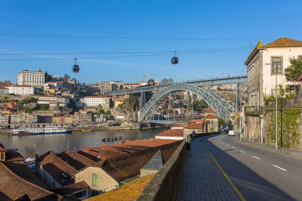 유명한 Ponte Dom와 포르투의 역사적인 도시의 루이스 케이블 Douro 포르투갈 — 스톡 사진