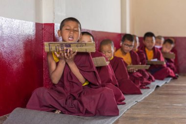 Gangtok, Hindistan - 3 Mayıs 2017: Tsuglakhang Manastırı Gangtok, Hindistan'da Budist keşişler acemi için ders