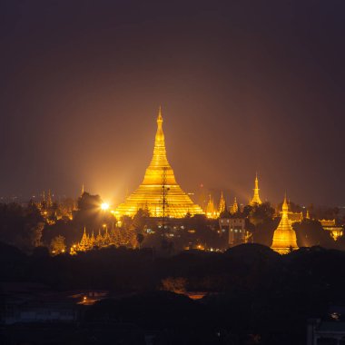 Shwedagon Pagoda gece Yangon, Myanmar 'da.