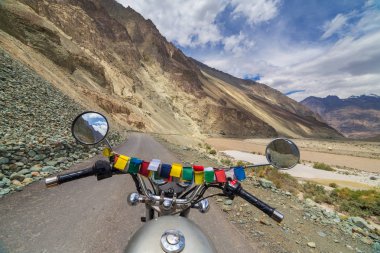 Leh Manali otoyol motosiklet, yüksek irtifa yol büyük Himalaya aralığı, Ladakh, Hindistan erişir. Binici taraftan göster