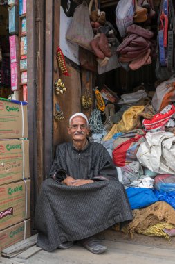 Srinagar, Hindistan - 15 Haziran, kimliği belirsiz bir Keşmir Müslüman erkek 2017:Portrait Phiran denilen geleneksel kıyafeti giymiş