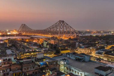 Howrah bridge Hooghly nehrinde alacakaranlıkta ile Kalküta şehrin havadan görünümü.