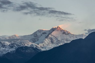 Kangchenjunga Dağı'nda gündoğumu görünümünden yazı: Sikkim, India.