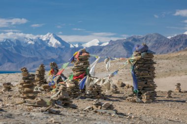 Küçük Budist stupas, oluşan Budist dua bayrakları Ladakh, Hindistan ile gri taş