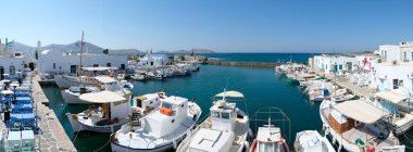 parti tekneler limanda Naoussa, Paros Adası, Kiklad Adaları, Yunanistan
