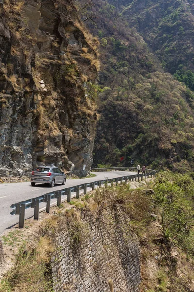 マナリ インド 2017 車のマンディからマナリへの道ヒマラヤの危険な山道の運転 — ストック写真