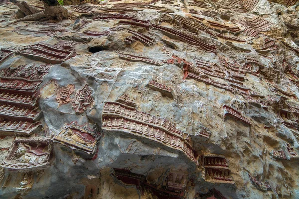 Tallados Religiosos Roca Caliza Cueva Sagrada Kaw Goon Cerca Hpa — Foto de Stock