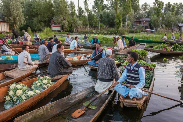 Srinagar Indien Juni 2017 Gemüseverkäufer Bringen Ihre Produkte Zum Schwimmenden — Stockfoto