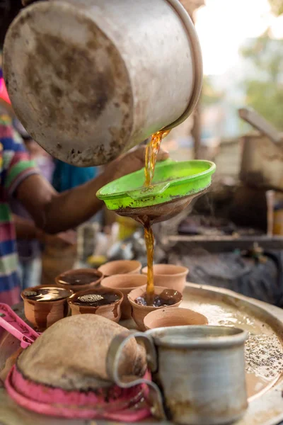 コルカタ インドの通り熱いお茶を注ぐ — ストック写真