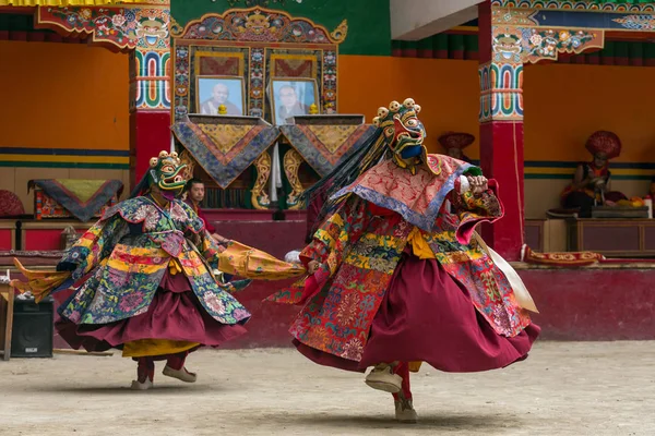 マスクで僧侶が宗教的な神秘シュリーナガル ゴンパ ラダックで踊ります — ストック写真
